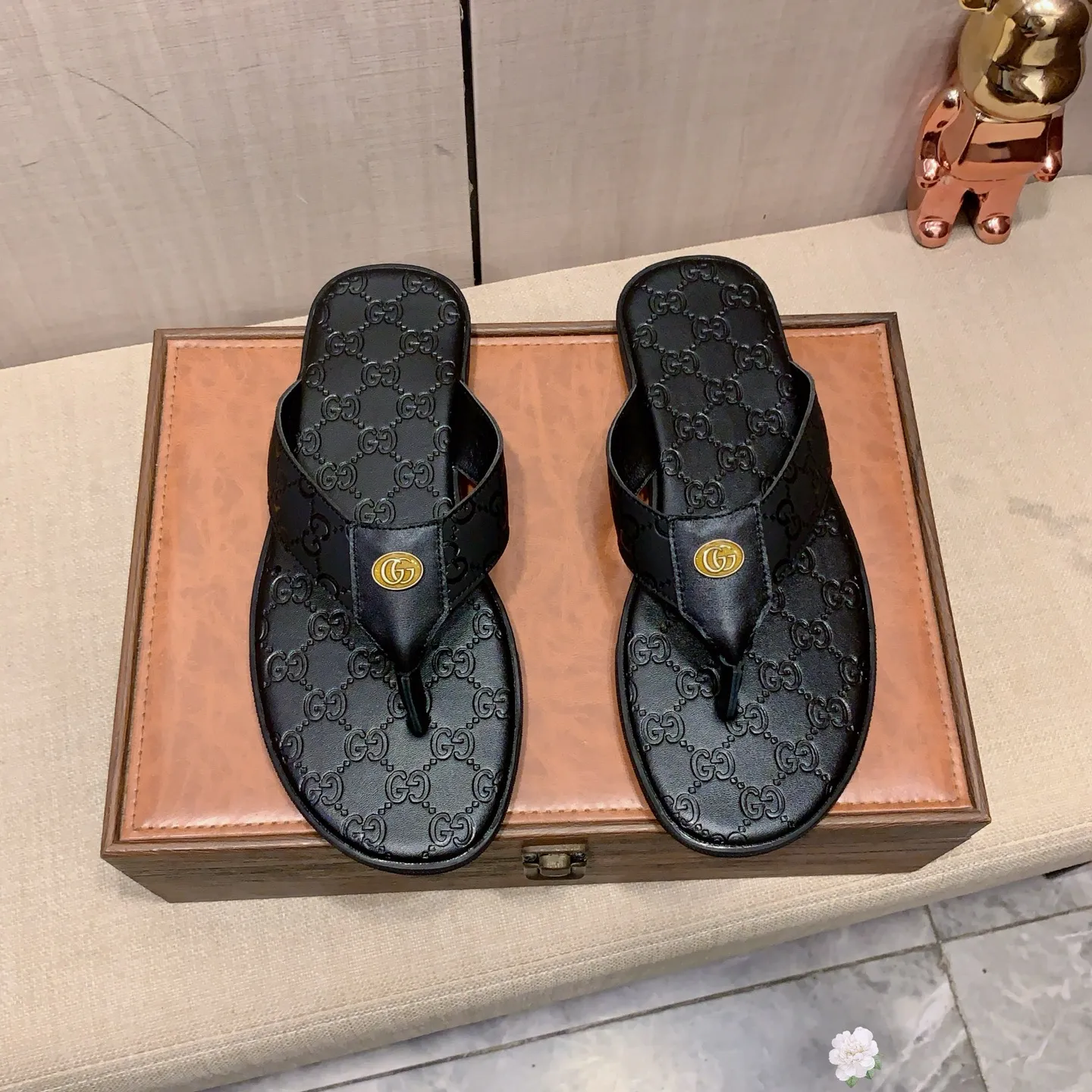 Slippers: New model: Factory price: 240💰💰🎩🎩🔥🔥《 Gucci* 》Series of slippers top purchasing agent🔍🔍Sold simultaneously for men, original Italian imported webbing made of selected cowhide, exquisite workmanship,), sole: (super comfortable) original factory special sole, ⚠️exclusive double-layer movable molded sole super comfortable⚠️, real shot🎬the real thing is more beautiful🔍🔍266 regular code 38-45,